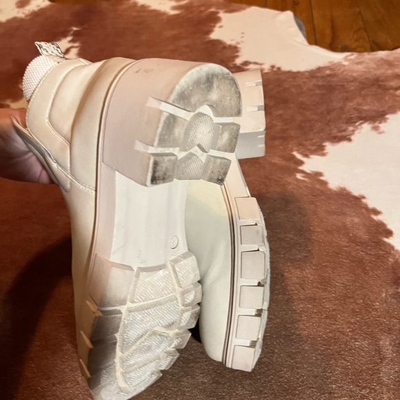 Quipid Boots 
size 8 - Picture 3 of 5